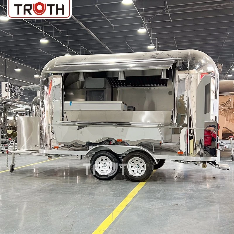 Airstream-stil matbil i Frankrike: En fastfood-tilhenger i rustfritt stål bygget for stil og service