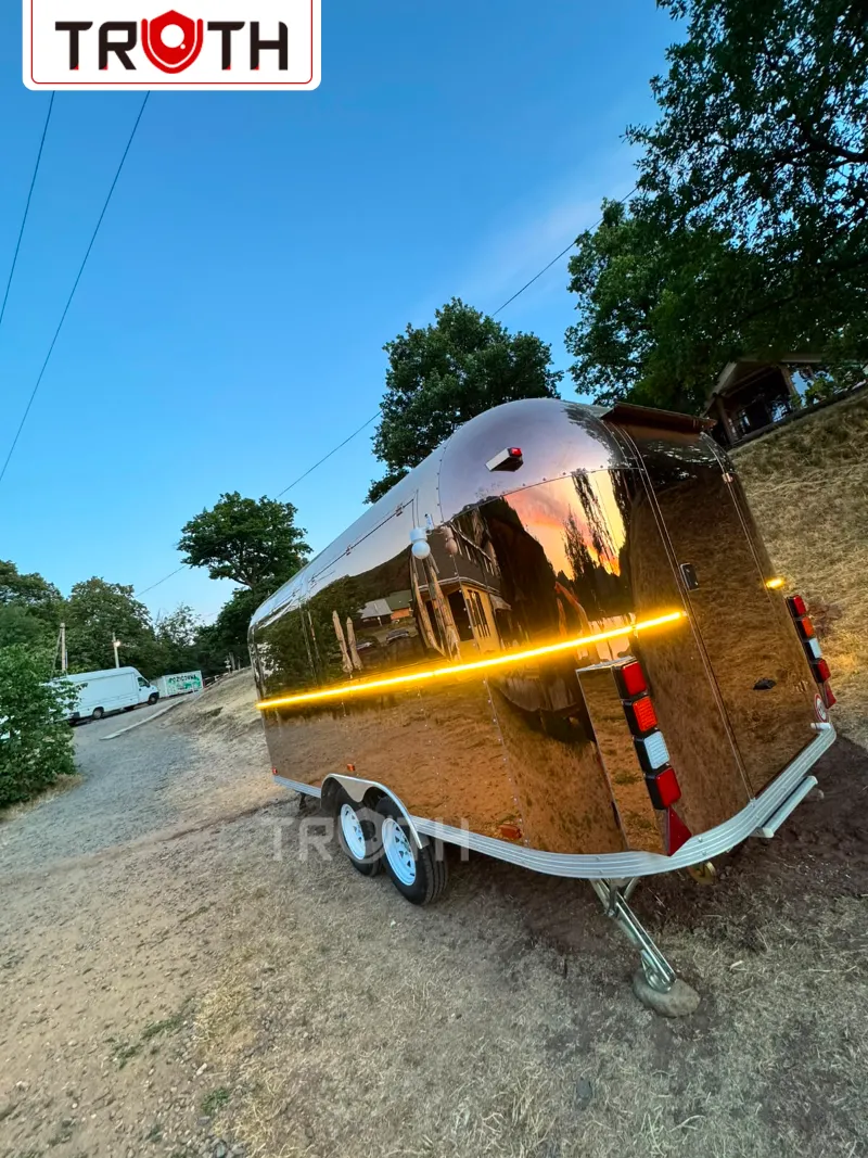 Truth Food Trailer leverer en Rose Gold-kaffe- og fastfood-trailer til Slovakia